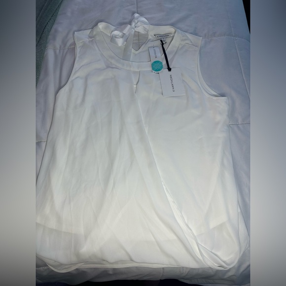 White shirt with tie in the back - Picture 1 of 2